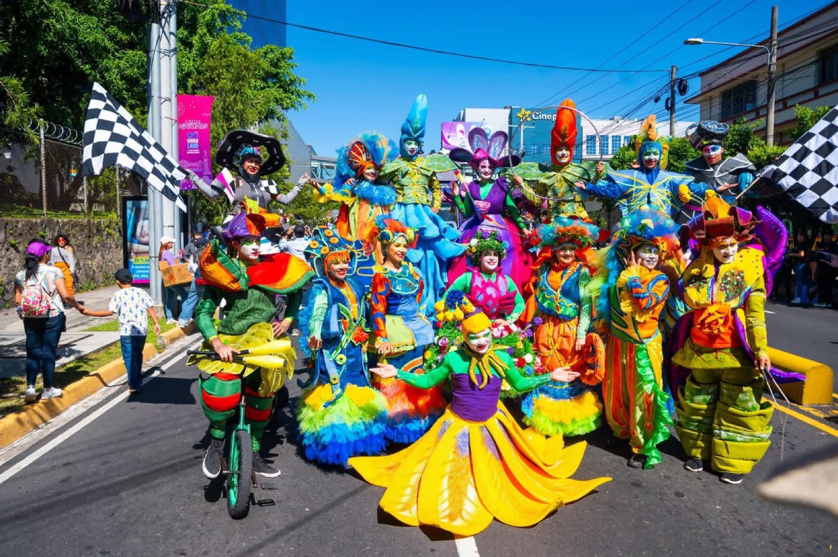 El tradicional Desfile del Correo iniciará en la Plaza Salvador del Mundo para dar paso a las Fiestas Agostinas 2026. El recorrido lleno de color, música y cultura partirá a las 9:00 a.m. Foto: Alcaldía de San Salvador.