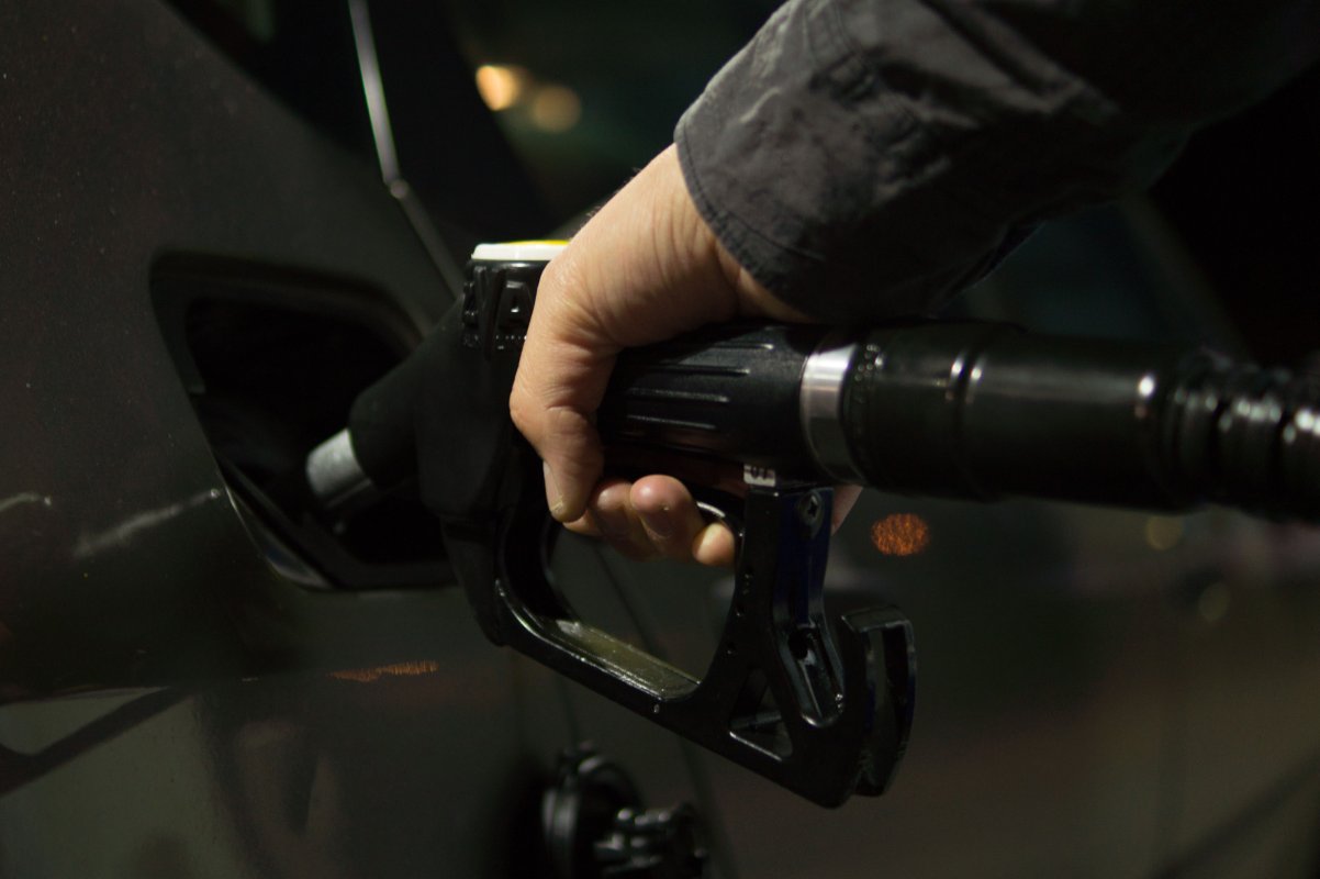 Los combustibles en El Salvador registrarán un aumento en sus precios, con la gasolina superior rozando los $5.00 en las zonas occidental y oriental. Foto: Pexels / ClickerHappy