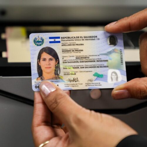 La Cancillería habilitó la entrega al instante del DUI en las sedes de Chicago, Springdale, Doral, Aurora y Charlotte para agilizar el trámite de la diáspora salvadoreña. Foto: Cancillería de El Salvador.