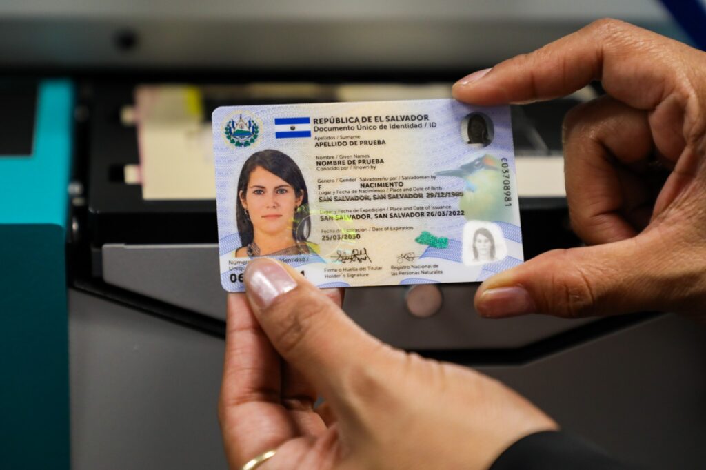 La Cancillería habilitó la entrega al instante del DUI en las sedes de Chicago, Springdale, Doral, Aurora y Charlotte para agilizar el trámite de la diáspora salvadoreña. Foto: Cancillería de El Salvador.