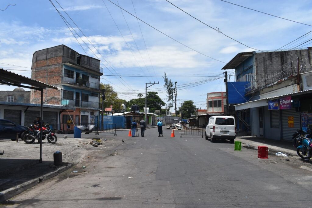 Limpieza y retiro de estructuras informales en el sector del mercado central de la capital salvadorena. Foto: J.J Lopez T.