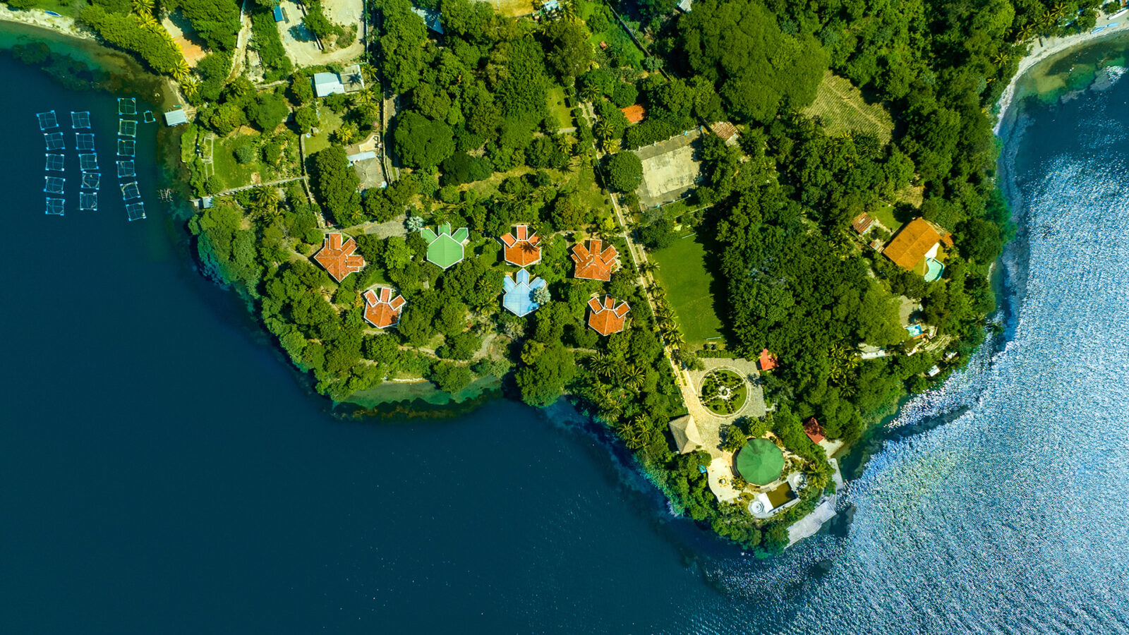 El Parque Recreativo Apulo, en el Lago de Ilopango, es el destino ideal para disfrutar en familia con piscinas, toboganes, faro y restaurantes. ¡A solo 16 km de San Salvador! Foto: @ESATravelSV.