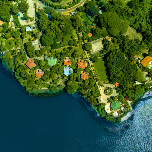 El Parque Recreativo Apulo, en el Lago de Ilopango, es el destino ideal para disfrutar en familia con piscinas, toboganes, faro y restaurantes. ¡A solo 16 km de San Salvador! Foto: @ESATravelSV.