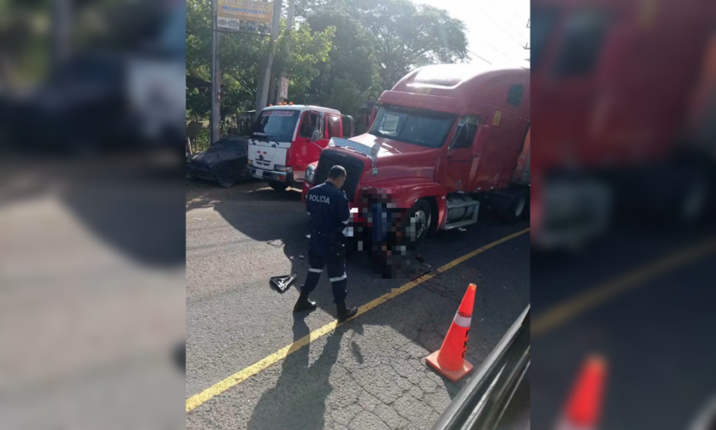 Un motociclista murió la madrugada del 24 de agosto tras chocar con una rastra en la carretera Panamericana, a la altura de Usulután Norte. Foto: Cortesía.
