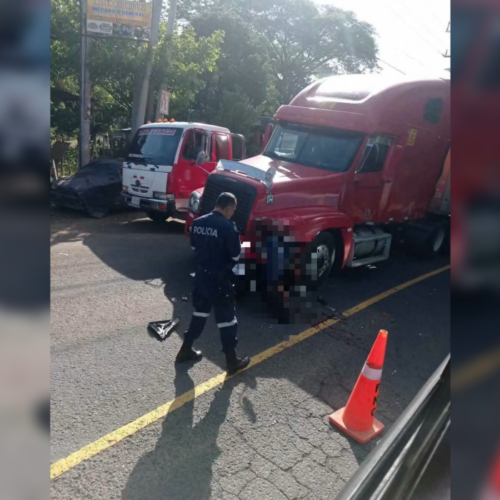Un motociclista murió la madrugada del 24 de agosto tras chocar con una rastra en la carretera Panamericana, a la altura de Usulután Norte. Foto: Cortesía.