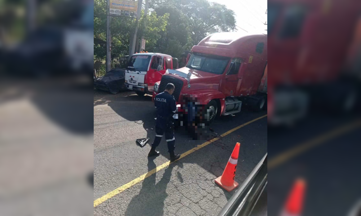 Un motociclista murió la madrugada del 24 de agosto tras chocar con una rastra en la carretera Panamericana, a la altura de Usulután Norte. Foto: Cortesía.