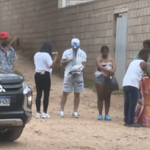 Ricky de San Miguel viajó a Honduras para llevar insumos a Urias Lobo, quien cumple prisión preventiva tras un polémico video. Foto: Captura de pantalla.