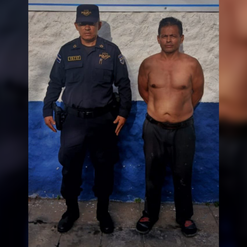 La PNC capturó a Manuel Pleitez Sánchez, presunto miembro de la MS-13, en San Luis Talpa. El detenido tiene antecedentes por homicidio agravado y organizaciones terroristas. Foto: PNC El Salvador. Foto: PNC El Salvador / X @PNCSV