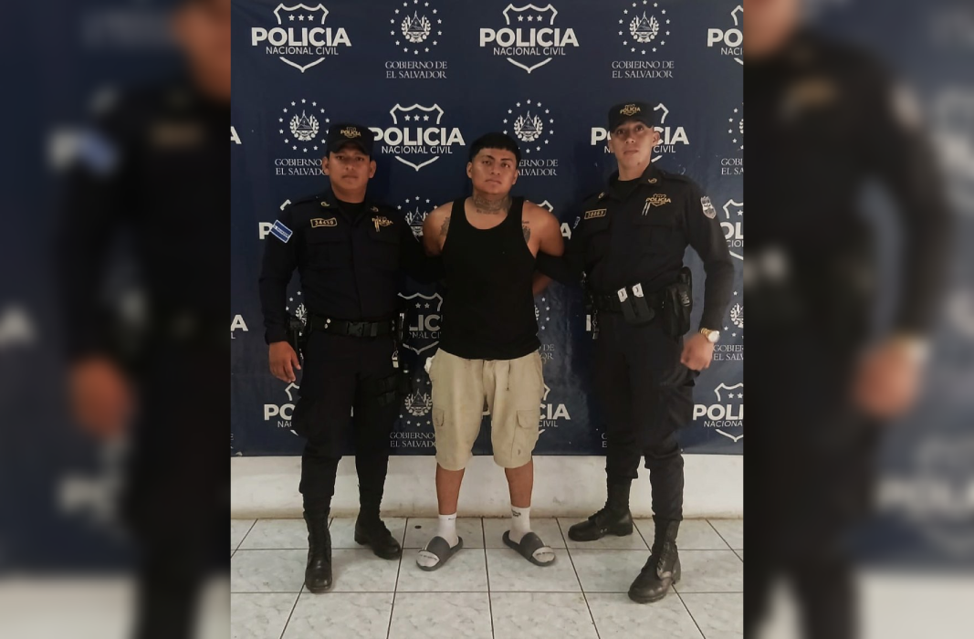 La PNC capturó a Rubén Alexander Andrade Umaña (23 años) por chocar varios vehículos estacionados en San Miguel con 196° de alcohol. Foto: @PNCSV.