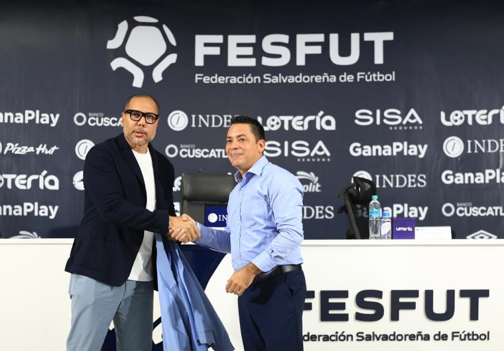 La FESFUT nombró a Héctor Cárdenas como DT de la Sub-17 salvadoreña. El colombiano llega con experiencia en formativas de Colombia. Foto: @LaSelecta_SLV
