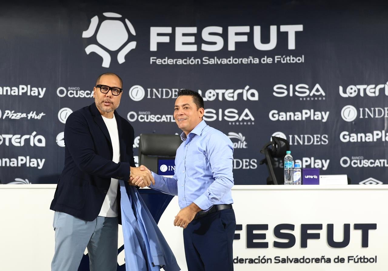 La FESFUT nombró a Héctor Cárdenas como DT de la Sub-17 salvadoreña. El colombiano llega con experiencia en formativas de Colombia. Foto: @LaSelecta_SLV