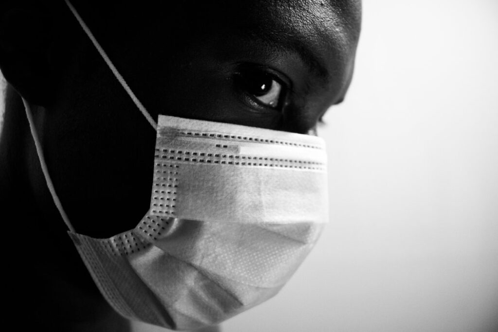 La OMS declaró emergencia internacional por el ébola en África. ¿Qué riesgo real existe para El Salvador y cómo se previene su llegada? Foto: Pexels / Essow K