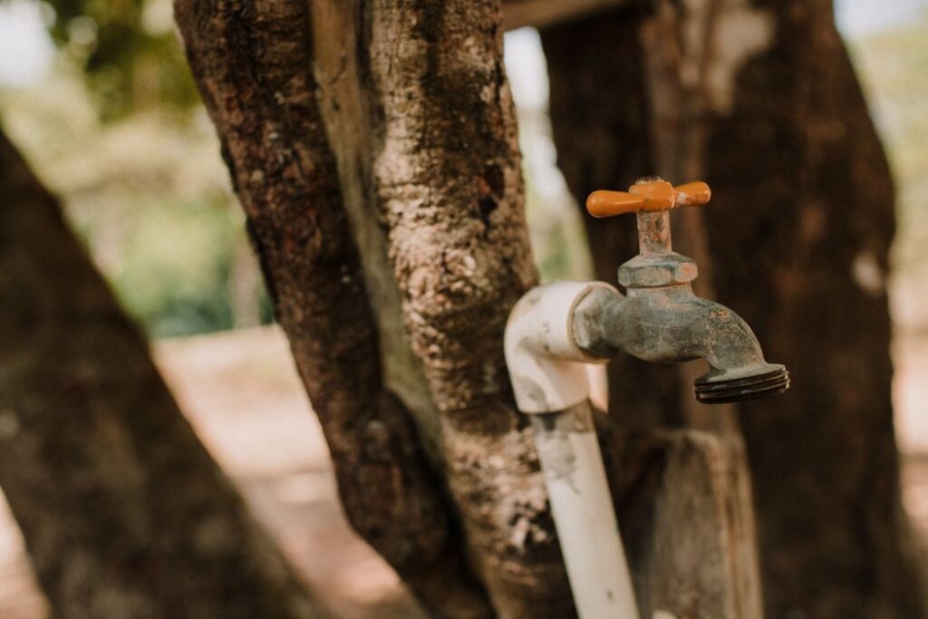Almacenamiento de agua en recipientes debido a la deficiencia y escasez del servicio en San Salvador. Foto: Pexels / Luis Quintero.