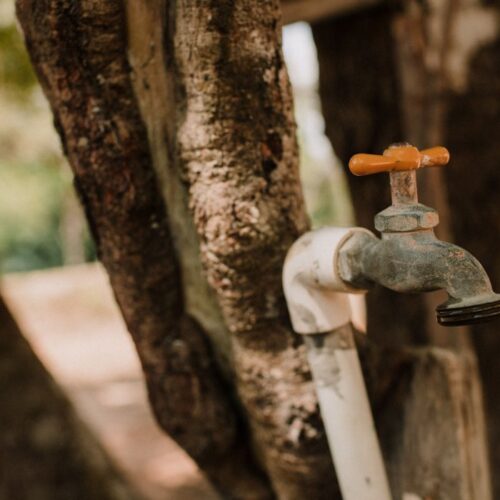 Almacenamiento de agua en recipientes debido a la deficiencia y escasez del servicio en San Salvador. Foto: Pexels / Luis Quintero.