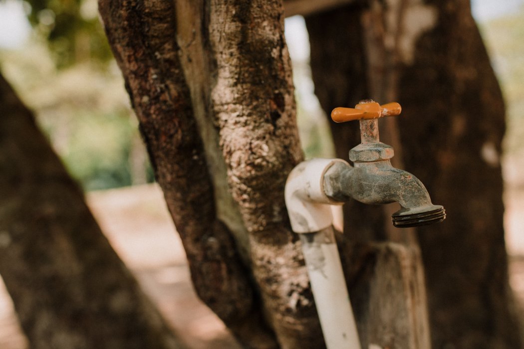 Almacenamiento de agua en recipientes debido a la deficiencia y escasez del servicio en San Salvador. Foto: Pexels / Luis Quintero.