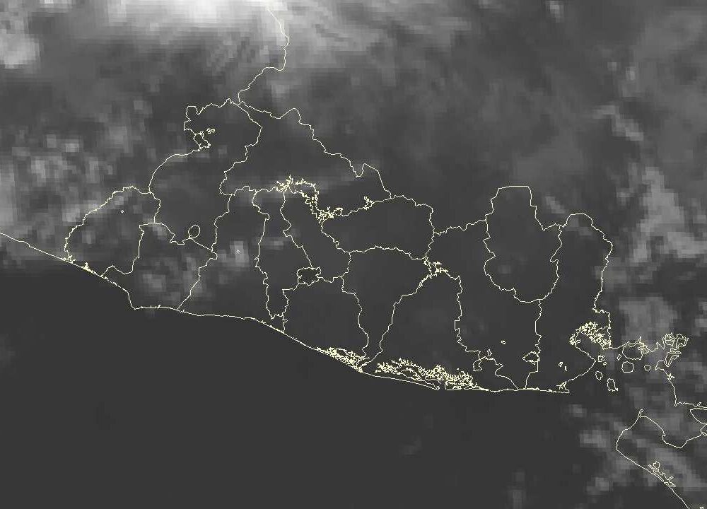 Las autoridades mantienen vigilancia constante ante el desplazamiento de una onda tropical que traerá tormentas al territorio nacional. Foto: MARN