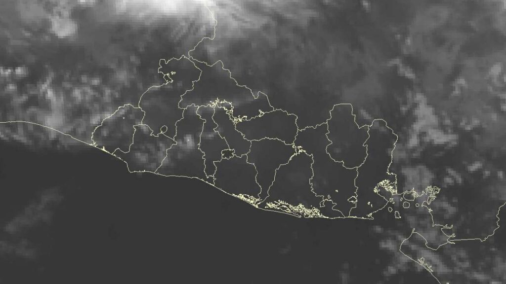 Las autoridades mantienen vigilancia constante ante el desplazamiento de una onda tropical que traerá tormentas al territorio nacional. Foto: MARN