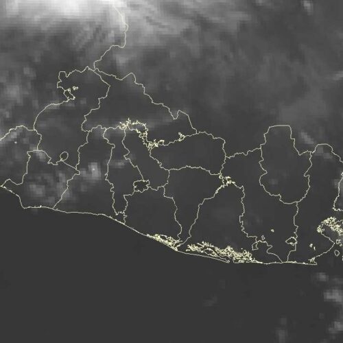 Las autoridades mantienen vigilancia constante ante el desplazamiento de una onda tropical que traerá tormentas al territorio nacional. Foto: MARN