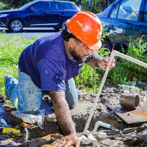 Personal de ANDA realiza trabajos de reparación en una tubería de la colonia Escalón tras reporte ciudadano. Foto:SDp