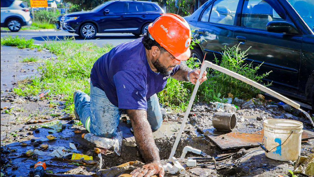 Personal de ANDA realiza trabajos de reparación en una tubería de la colonia Escalón tras reporte ciudadano. Foto:SDp