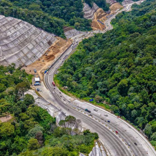 Vista aérea de la carretera a Los Chorros donde se realizan obras de ampliación y construcción del viaducto Francisco Morazán.