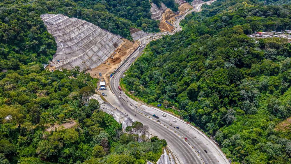 Vista aérea de la carretera a Los Chorros donde se realizan obras de ampliación y construcción del viaducto Francisco Morazán.