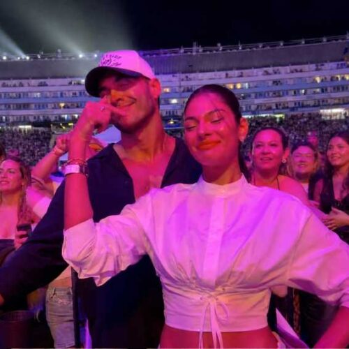 Sheynnis Palacios y Carlos Arias disfrutaron del concierto de Romeo Santos en una zona exclusiva del estadio. Captura de pantalla.