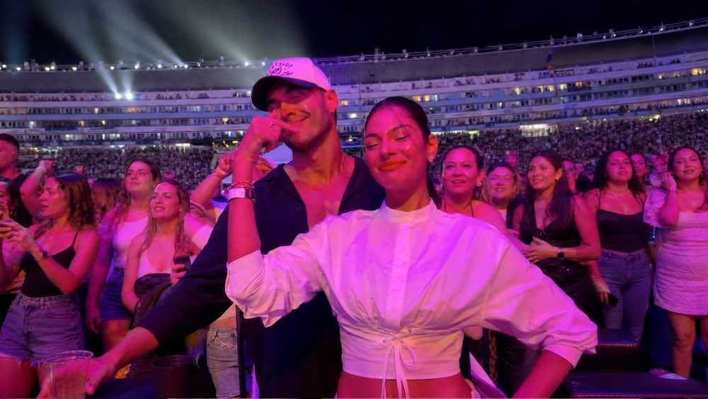 Sheynnis Palacios y Carlos Arias disfrutaron del concierto de Romeo Santos en una zona exclusiva del estadio. Captura de pantalla.