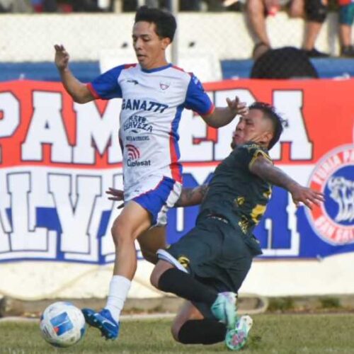 Jugadores del Luis Ángel Firpo buscaron sin éxito el arco del Inca Aruba en el estadio Ana Mercedes Campos. Foto: Instagram / @firpo_oficial