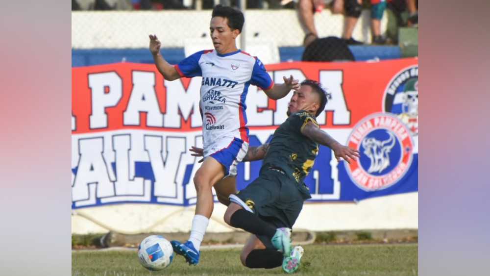 Jugadores del Luis Ángel Firpo buscaron sin éxito el arco del Inca Aruba en el estadio Ana Mercedes Campos. Foto: Instagram / @firpo_oficial