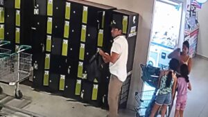 Las cámaras de seguridad captaron el momento exacto en el que el sospechoso sustrajo las pertenencias. Captura de pantalla