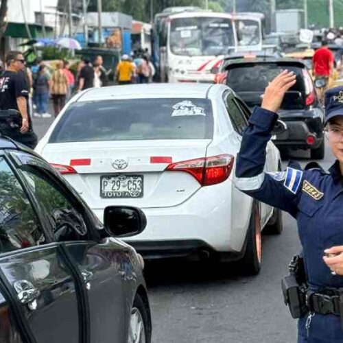 Agentes de la División de Tránsito de la PNC mantuvieron un control vehicular constante en las zonas de acceso para garantizar la movilidad de los asistentes. Foto: X / PNC