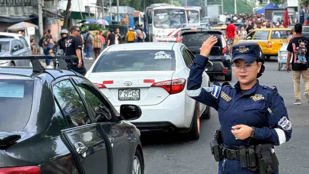 Agentes de la División de Tránsito de la PNC mantuvieron un control vehicular constante en las zonas de acceso para garantizar la movilidad de los asistentes. Foto: X / PNC