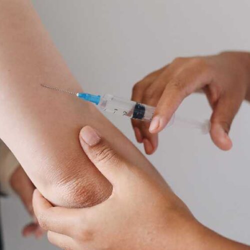 Las autoridades sanitarias instan a los padres a mantener los controles de vacunas escolares al día para proteger la salud de los menores en EE. UU. Foto: Pexels / Polina Tankilevitch
