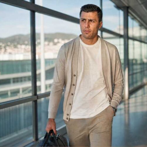 Rodri a su llegada a Barcelona, donde fue recibido por medios locales antes de su revisión médica. Ilustración IA.
