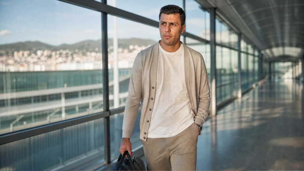 Rodri a su llegada a Barcelona, donde fue recibido por medios locales antes de su revisión médica. Ilustración IA.