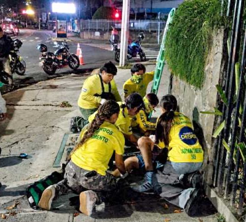 Socorristas de Comandos de Salvamento brindaron atención al motociclista antes de su traslado hospitalario. Foto: Cortesía