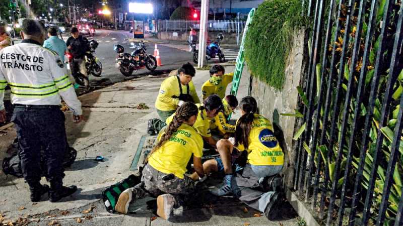 Socorristas de Comandos de Salvamento brindaron atención al motociclista antes de su traslado hospitalario. Foto: Cortesía