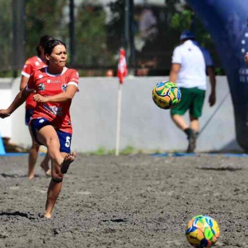 El Estadio Nacional de Fútbol Playa recibirá ocho encuentros este sábado para definir a los semifinalistas de la Copa INDES 2026. Foto: X / INDES