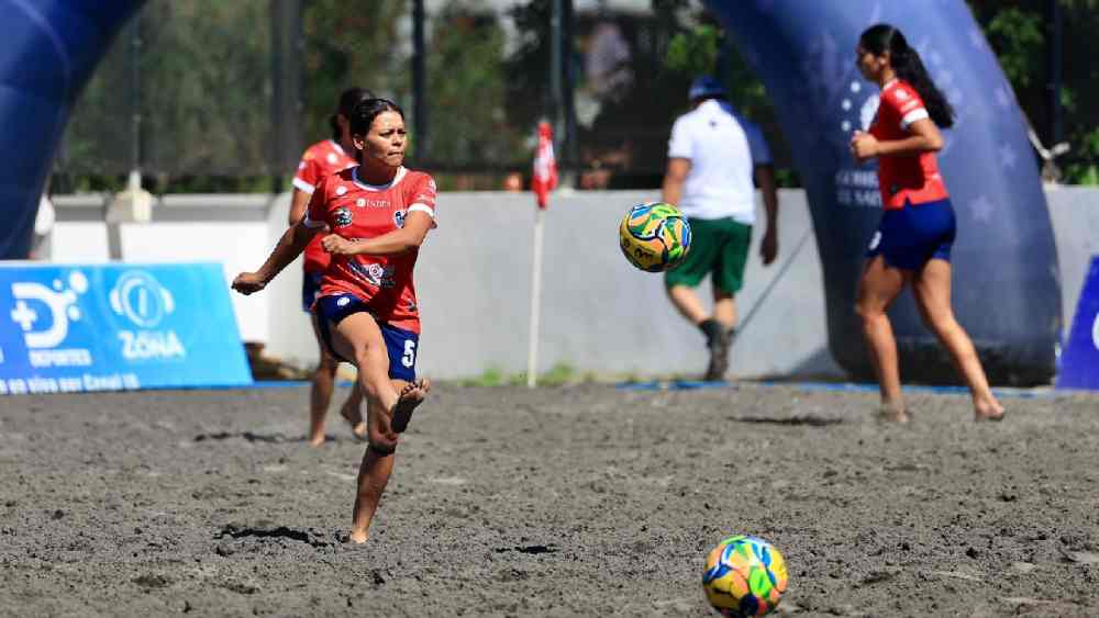 El Estadio Nacional de Fútbol Playa recibirá ocho encuentros este sábado para definir a los semifinalistas de la Copa INDES 2026. Foto: X / INDES
