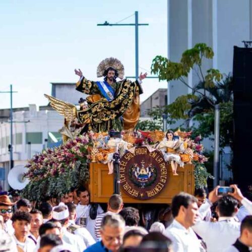 Feligreses acompañan el recorrido de la procesión del Divino Salvador del Mundo por las calles del Centro Histórico de San Salvador. Foto: PNC