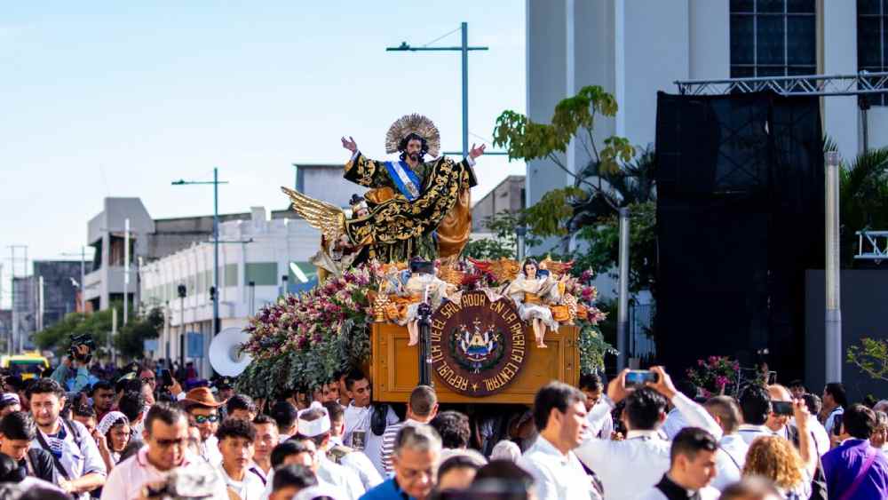 Feligreses acompañan el recorrido de la procesión del Divino Salvador del Mundo por las calles del Centro Histórico de San Salvador. Foto: PNC