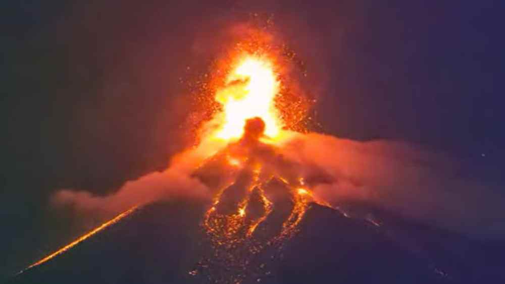 Autoridades guatemaltecas mantienen vigilancia tras la erupción del Volcán de Fuego, que este miércoles muestra signos de reducción.