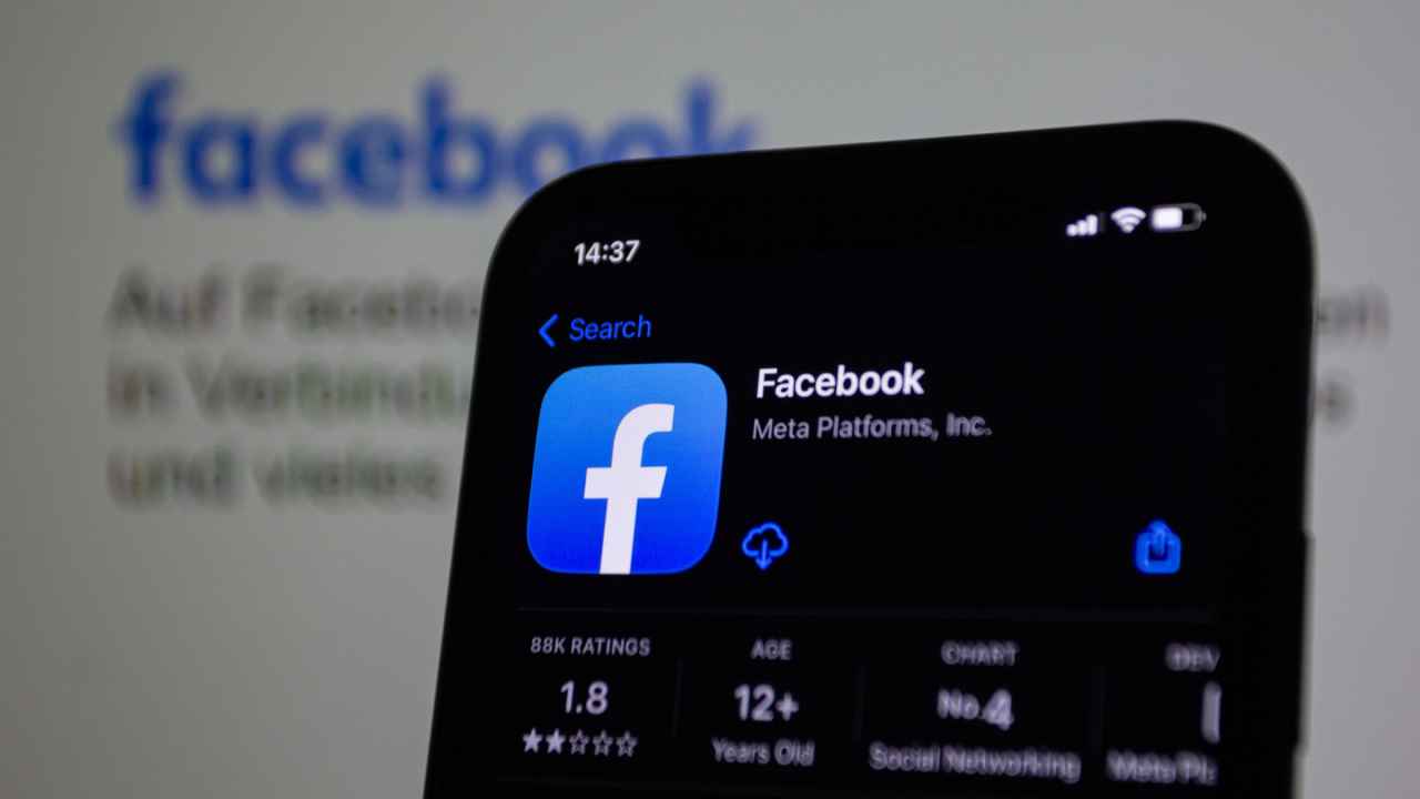 Logotipo de Meta (Facebook e Instagram) junto a un smartphone con restricciones de uso.