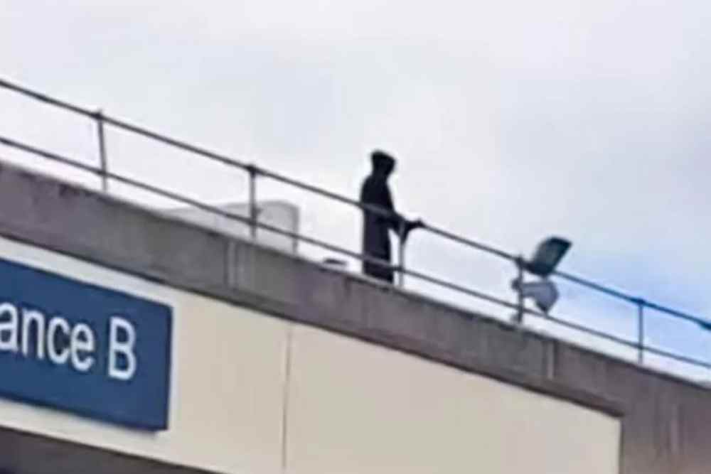 Leon Gillespie fue sancionado tras escalar el techo del hospital Ysbyty Glan Clwyd caracterizado como la Parca. (Foto: Archivo/Policía de Gales)