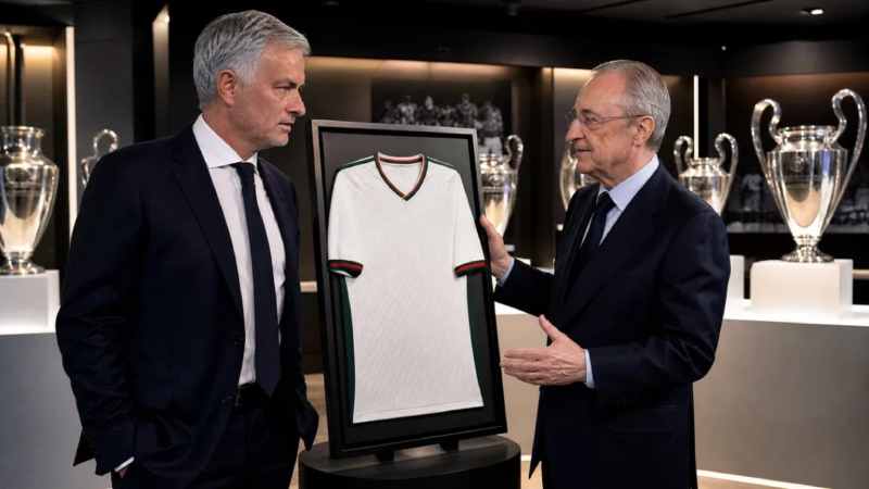 José Mourinho durante su presentación oficial en las instalaciones del Real Madrid. Ilustración IA