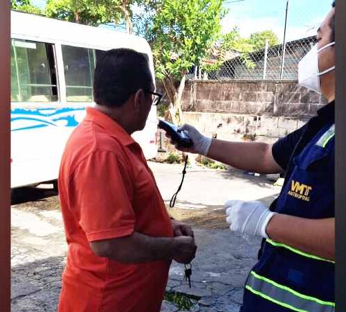 Personal del VMT verifica el estado de los conductores de transporte público en terminales a nivel nacional. Foto: Cortesía