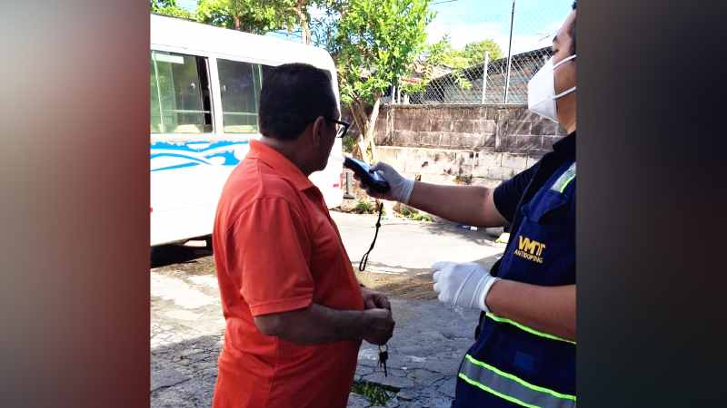 Personal del VMT verifica el estado de los conductores de transporte público en terminales a nivel nacional. Foto: Cortesía