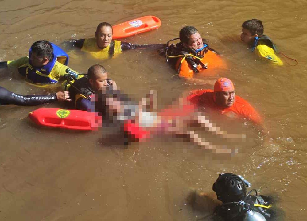 Cuerpos de socorro de Sonsonate realizaron las labores de recuperación en el área del puente Bandera tras el reporte de inmersión. Foto: Comandos de Salvamento