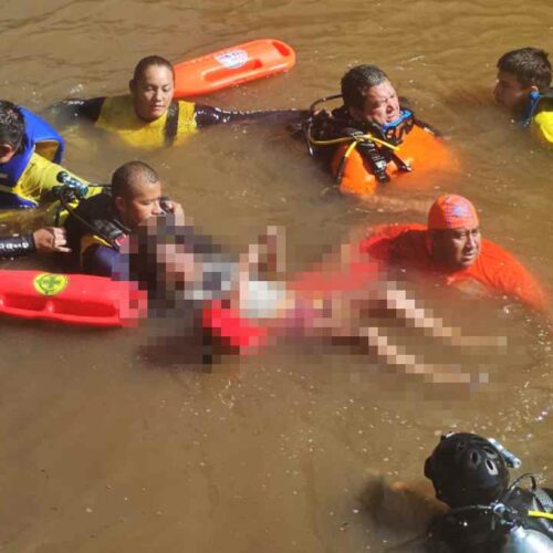 Cuerpos de socorro de Sonsonate realizaron las labores de recuperación en el área del puente Bandera tras el reporte de inmersión. Foto: Comandos de Salvamento